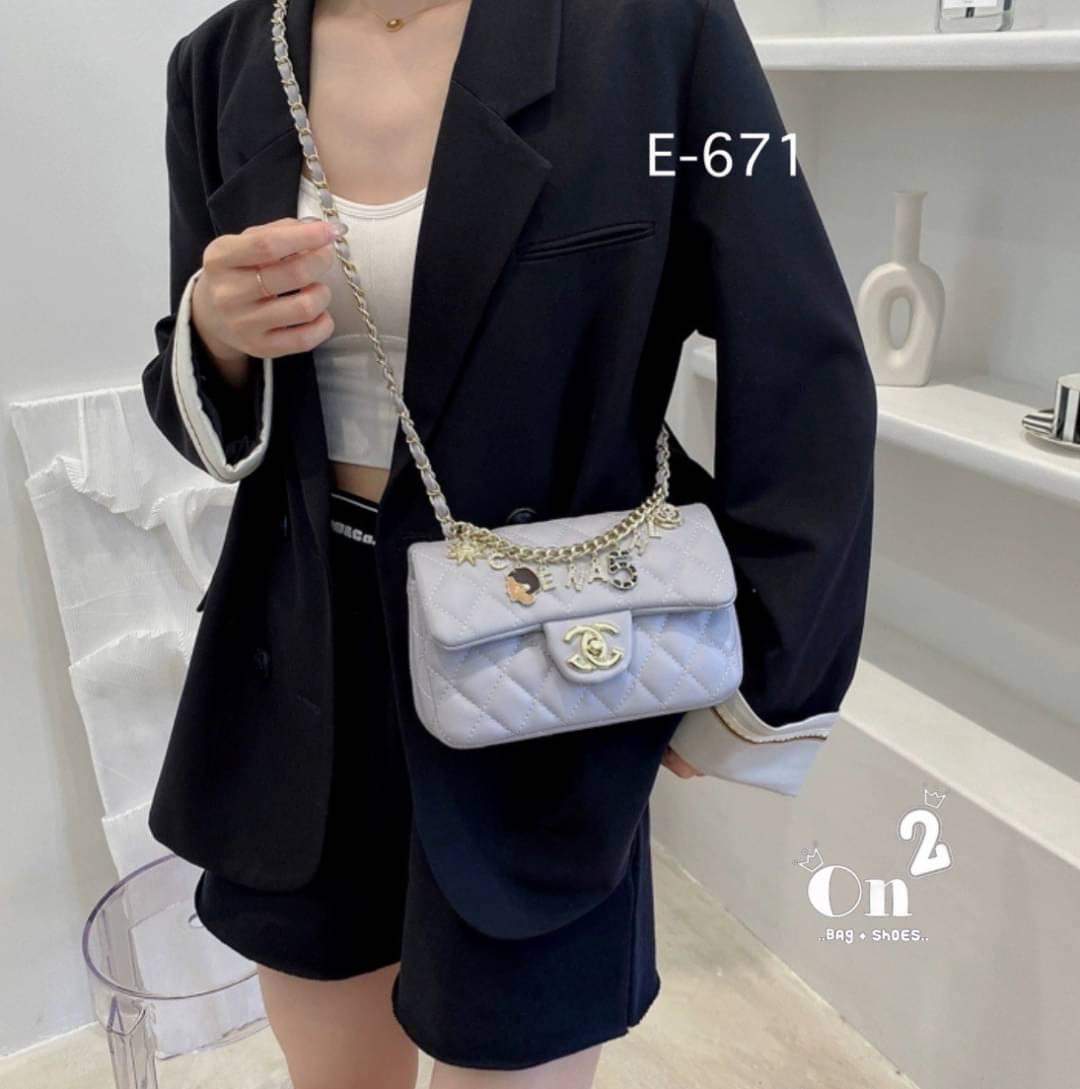 กระเป๋าสะพายชาแนล ทรงคลาสสิคเปิดหน้าอะไหล่สีทอง งานสไตล์แบรนด์ สายสะพายยาวครอสบอดี้ได้ค่ะ พร้อมส่ง 5 สีค่ะ