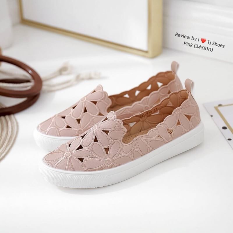 พร้อมส่งรองเท้าเพื่อสุขภาพ ที่ทั่งเกร๋ทั้งน่ารักสุดๆ รองเท้ารุ่นนี้เป็นงานสั่งทำพิเศษ หนังนิ้มนิ่ม ฉลุลายน่ารักๆ มีรูระบายอากาศใส่แล้วเท้าไม่อับ น้ำหนักเบา ใส่นุ่มเดินทั้งวันได้สบายมากๆ แมทกับชุดอะไรก็เกร๋ก็น่ารักสุดๆ เป็นรุ่นแนะนำ ซื้อไปรับรองไม่ผิดหวัง