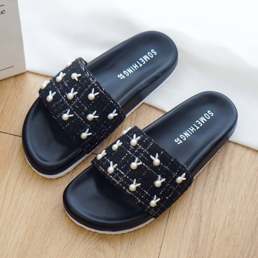 NEW IN สินค้าเข้าใหม่ รองเท้าส้นตึกชิคๆ งานผ้าทวิตเกาหลีแบบใส่ได้ทุกวัน ต้องรุ่นนี้เลยค๊า งานสวมซับนวมนิ่มๆ แต่งกระดุมน้องกระต่ายน่ารัก ใส่แล้วเก็บทรง เก็บหน้าเท้าดีมากๆ ให้อารมณ์ถึงความคลาสสิค แบบเลิศสุดๆ เรียบแต่มาก แต่ใส่แล้วดูน่ารักมากค่าา