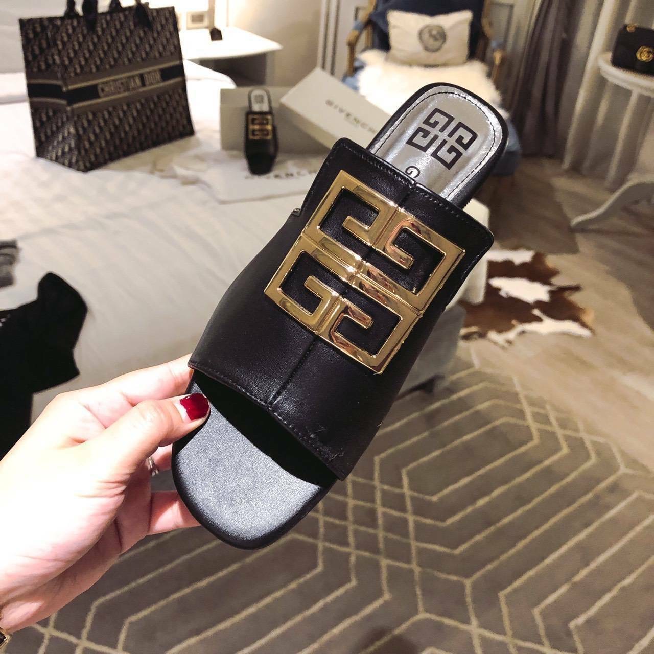 พร้อมส่ง ฮอตๆๆๆ เลยคะ ตัวนี้ เพิ่งมาคะ แตะ givenchy ตัวใหม่ล่าสุด รองเท้าแตะหน้าสวม หนังนิ่ม ทรงสวยมาก เก็บหน้าเท้าได้ดี สาวหน้าเท้ากว้างใส่ได้จ้า *งานปั้มแบรนด์ กล่องเรียบน๊า