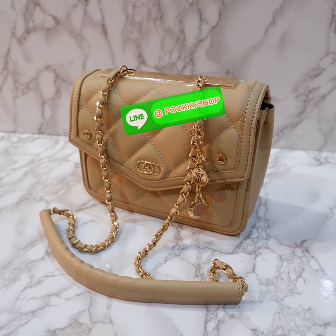 LYN กระเป๋าสะพายข้างรุ่นใหม่ อะไหล่สีทอง หนังนิ่ม ปักลายตาราง ด้านหน้าแต่งด้วยโลโก้แบรนด์ สายกระเป๋าเป็นโซ่สลับหนัง น้ำหนักเบา ด้านในสามารถใส่กระเป๋าตัง โทรศัพท์มือถือ เพาเวอร์แบงค์ มีช่องใส่ของขนาดเล็ก