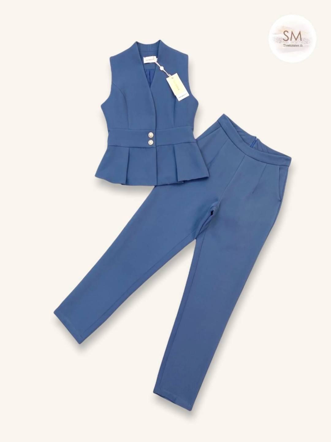 เสื้อทรงยาวงานกระดุมหน้าเก็บซับในทั้งตัวปลายเสื้อจับจีบ แพทเทิร์นสวยเข้ารูป ช่วงอกมีกระดุมกด แมทช์คู่กับกางเกงขายาวกึ่งเดฟ ทรงสวยไม่รัดขาเกินไป เนื้อผ้าพื้นเกรดพรีเมียมทั้งชุด ลุคนี้เสริมบุคลิกผู้สวมใส่ให้สวยเป๊ะ แบบเซเลปแน่นอนค่า