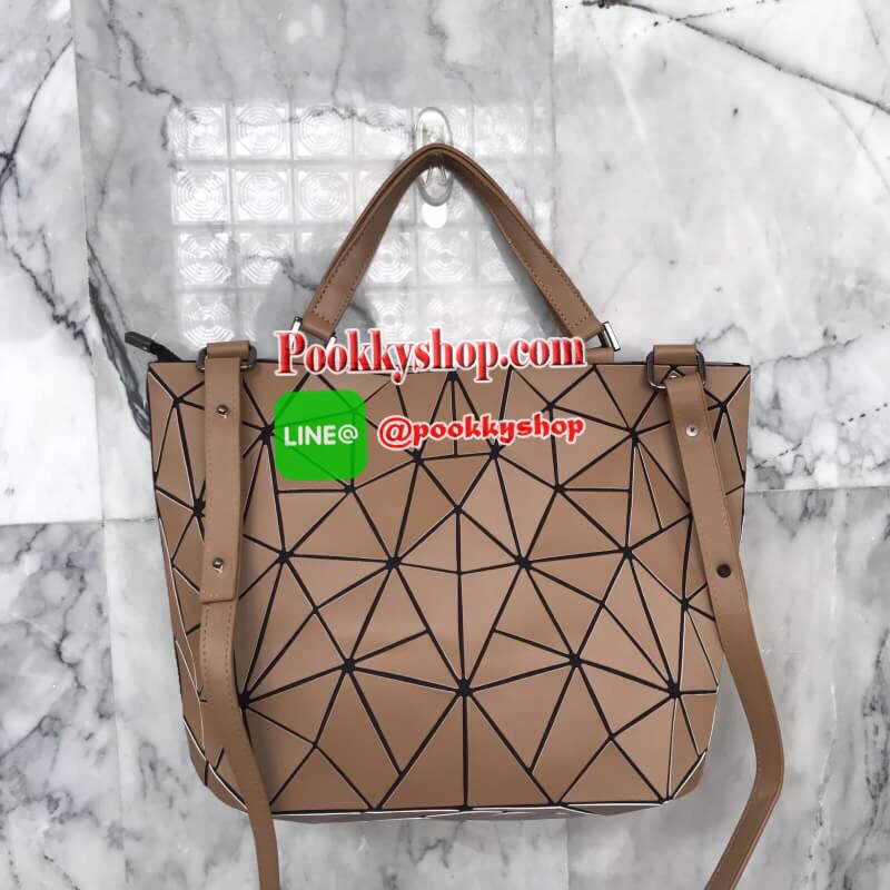 2 สีเข้าใหม่ Coffee brown และ Metal grey Tone สี earth tone สุด classic ที่ แมทช์กับชุดง่ายมาก แถมยังลาย Limited edition หายาก ปรับทรงได้ 2 แบบ น่ารักมาก ค่า กระเป๋า จากแบรนด์ David Jones กระเป๋าสะพายข้างดีไซน์เกร๋มาก สีสวยหรูมาก ขนาดกำลังดีเลย น้ำหนักเบา