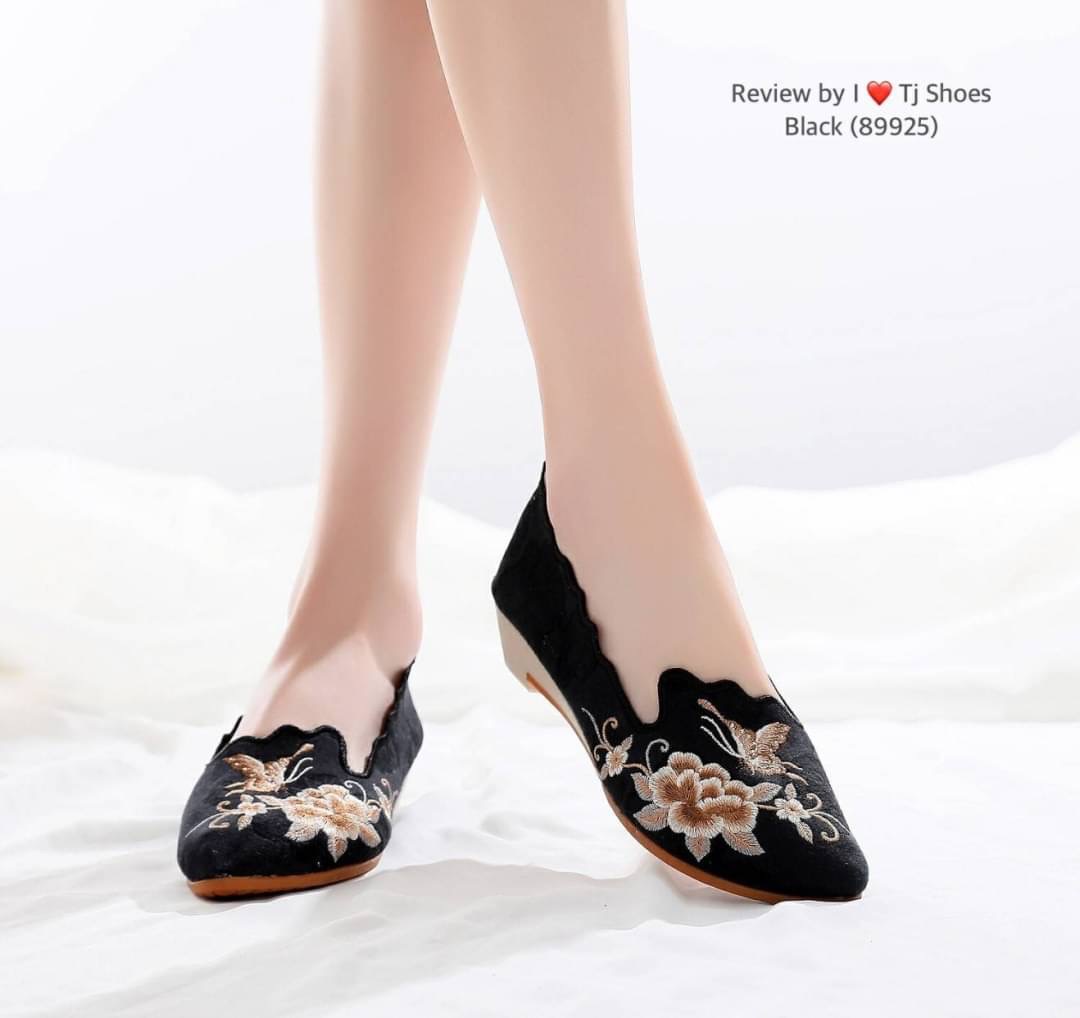 พร้อมส่งรองเท้าคัชชูนำเข้าที่น่ารักสุดๆ ผ้าปักลายดอกไม้น่ารักๆ น้ำหนักเบา ทรงสวย สวมใส่ง่าย แมทกับชุดอะไรก็เกร๋ ของจริงสวยมาก สวยตรงปกแน่นอน เพราะทางร้านถ่ายรูปจากสินค้าจริง เป็นรุ่นแนะนำ ซื้อไปรับรองไม่ผิดหวัง ห้ามพลาดเลยนร้า ช้าหมดอดเกร๋นร้า สั่งด่วนๆเล