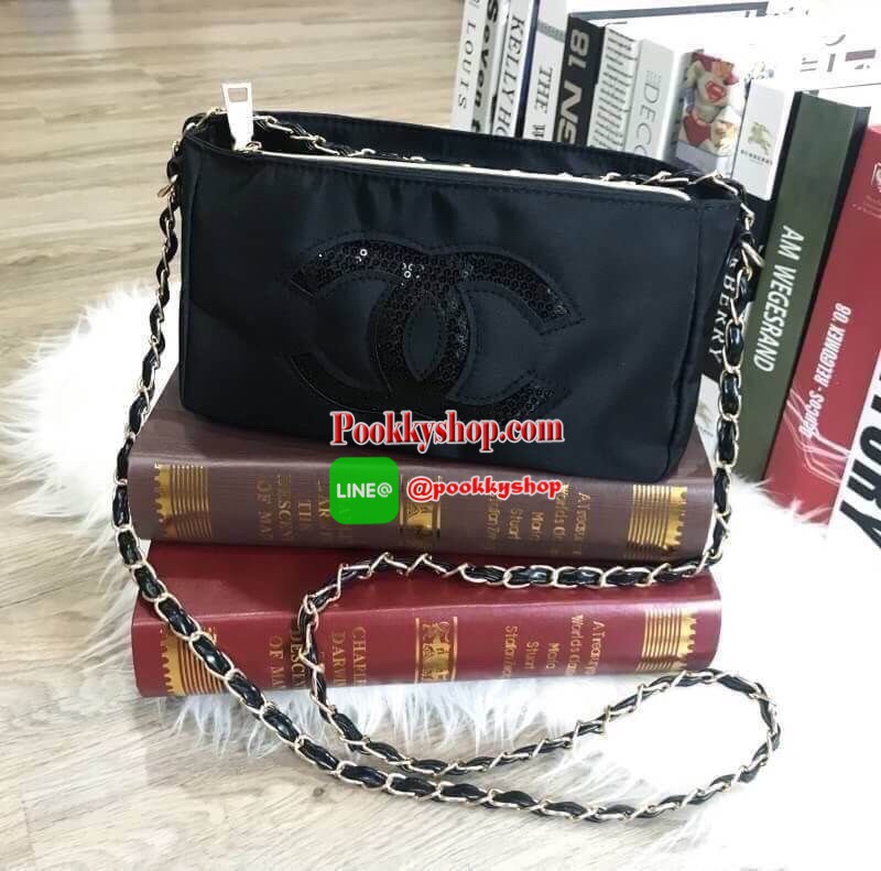 ไอเท็มแนะนำ! รุ่นใหม่ล่าสุด Chanel Cosmetic Cluth Bag With Chain กระเป๋าถือหรือสะพายพรีเมี่ยมเเท้จาก Chanel Cosmetic Counter VIP Gift วัสดุ Nylon&Polyester 100% สีดำประดับโลโก้แบรนด์วิ้งๆสวยหรูดูดี เปิดปิดด้วยซิป หัวซิปแบรนด์อะไหล่ทอง ซับในสกรีนโลโก้ ภายใ