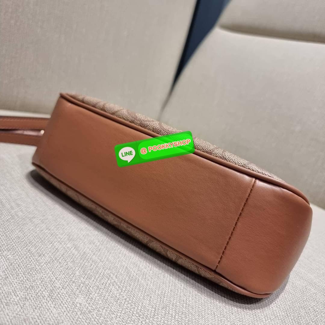 COACH CA548 TERI SHOULDER BAG IN SIGNATURE CANVAS คอลเลคชั่นใหม่ล่าสุด ที่สาวๆรอคอย กระเป๋าสะพายไหล่กึ่งทรงพอช พร้อมเสิร์ฟความสวยถึงบ้านไปเลยก่อนใคร แบบไม่ต้องพรีฯ ด้วยดีไซน์คลาสสิคที่แอบแฝงความเรียบหรู มาพร้อมสายสะพาย 2 เส้น เป็นสายโซ่คล้องแขนและสายสะพาย