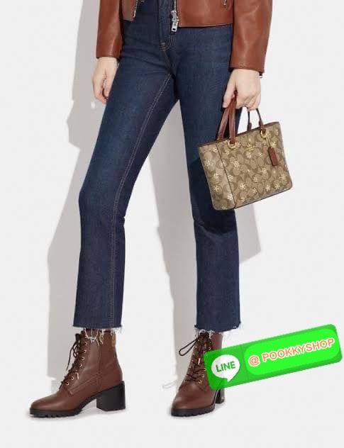 Coach Alice Satchel In Signature Canvas With Snowflake Print (CF378) 👜คอลเลคชั่นใหม่ต้อนรับเทศกาลที่ใกล้ถึงนี้ ลวดลายหิมะ ดีไซต์สวย เรียบหรู สะพายได้ทุกโอกาส วัสดุหนังแคสวาน หูจับและสายหนังแท้ เปิดปิดด้วยซิป ภายในกระเป๋าช่องโล่ง ใส่ของได้เยอะ มีช่