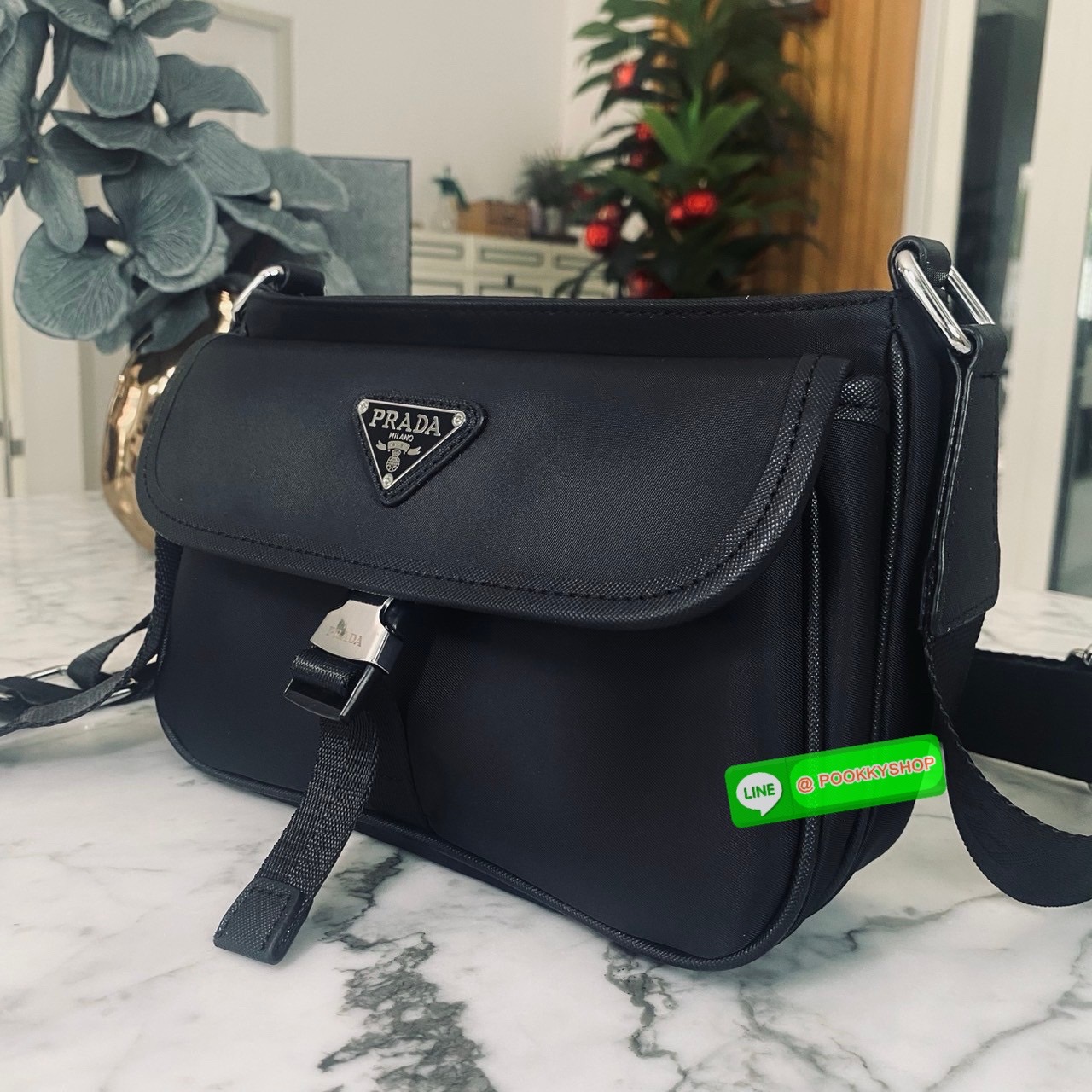 Prada Re-Nylon Messenger Bag กระเป๋าสะพายทรงแมสเซ็นเจอร์ รุ่น Unisex ใช้ได้ทั้งชายหญิง รุ่นยอดนิยมดีไซส์เรียบง่าย โทนสีดำคลาสสิกเข้าได้กับทุกลุค ขนาดกำลังดี สายสะพายยาวปรับระดับได้ สะพายไหล่หรือครอสบอดี้ก็ดูดี ดูเท่ห์ไปหมดจริงๆ ค่ะ