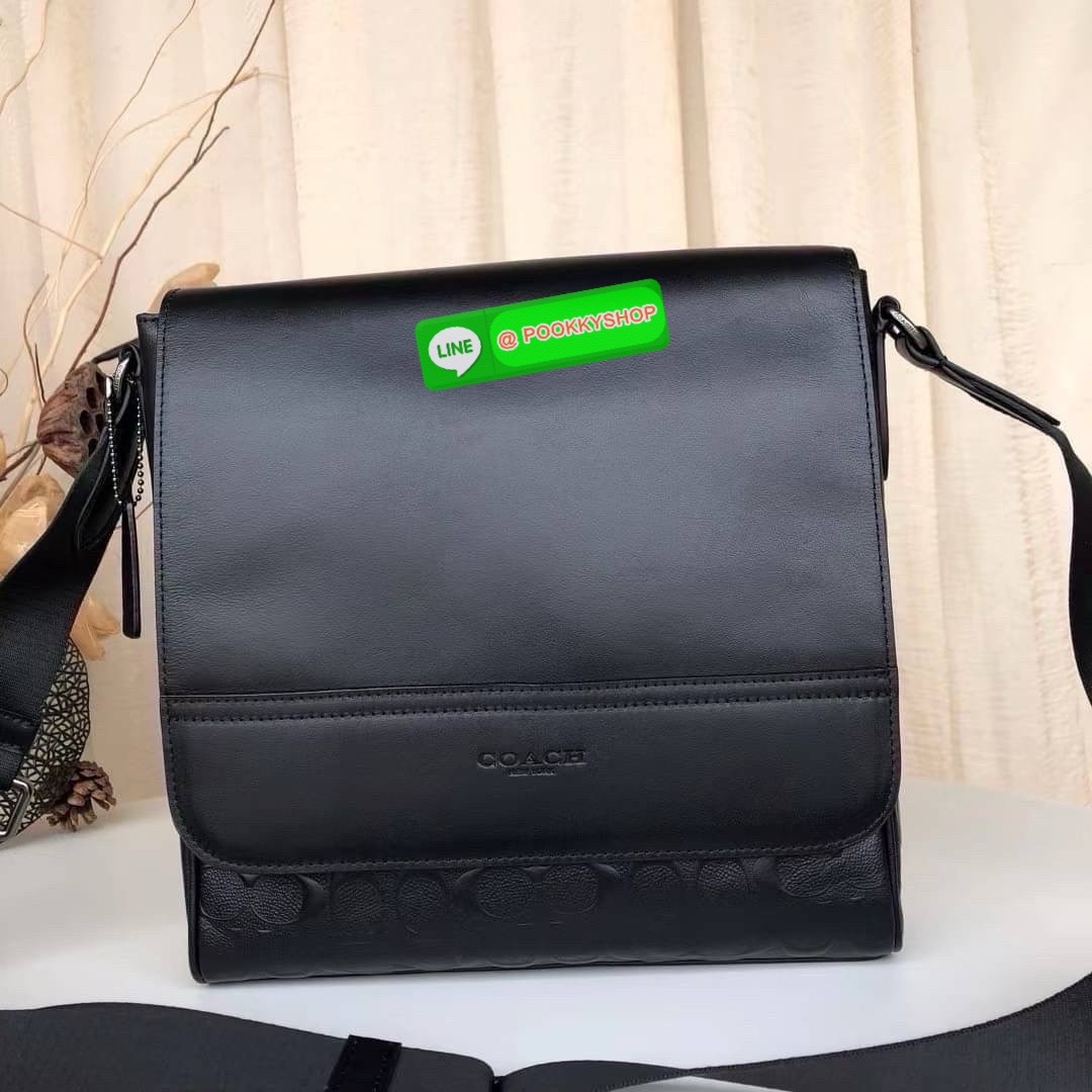 Coach F73339 F73340 – Hudson Crossbody Bag in Signature Embossed Leather “จะวันทำงานหรือวันสบาย ๆ แค่สะพายใบนี้…ก็เหมือนใส่ความเท่ติดตัวไว้แล้ว” Coach Hudson Crossbody F73340 กระเป๋าหนังแท้ลาย C ปั๊มลึก ทรงเหลี่ยมเรียบหรู โทนดำทั้งใบ เหมาะกับผู้ชายที่อยาก