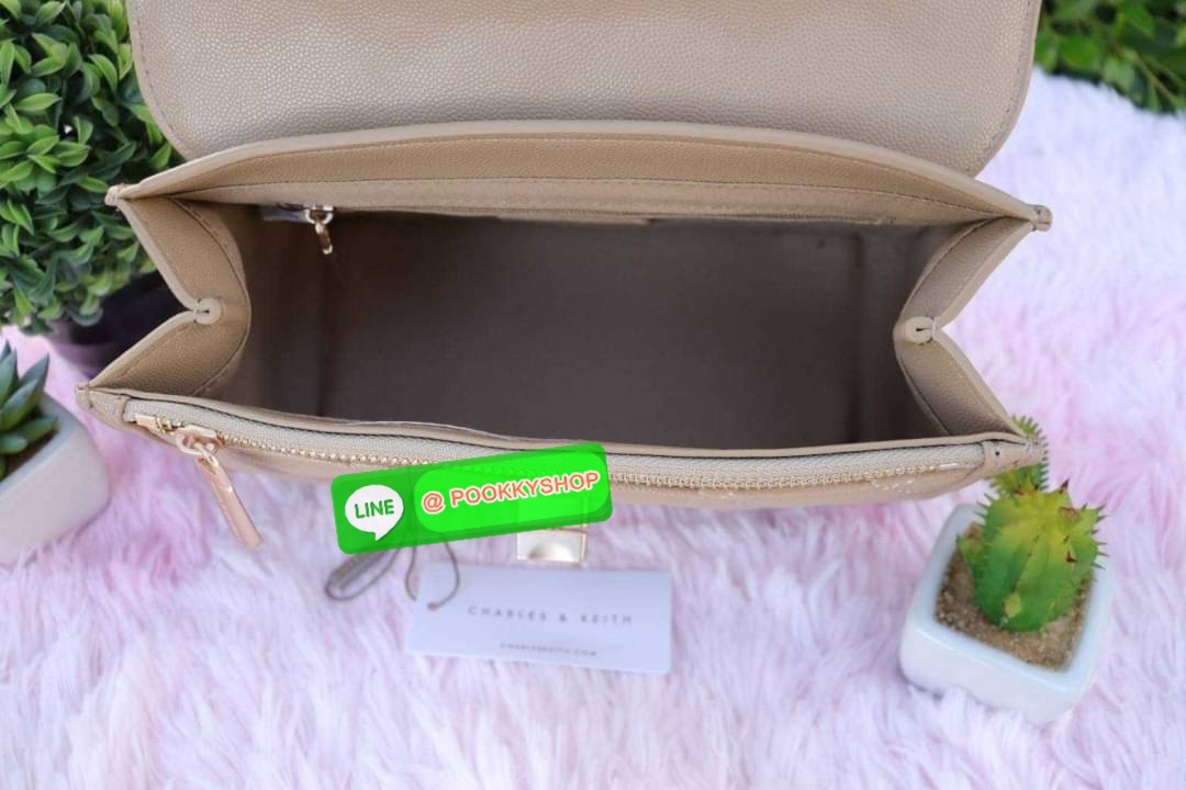 กระเป๋าสะพายข้างคอลใหม่ล่าสุดสามารถถอดสายปรับเป็นทรงคลัชได้นะคะ สายโซ่ปรับระดับไม่ได้แต่ถอดออกได้จ้าด้านในแบ่งเป็น 2 ช่องใช้งาน 1 ช่องใหญ่ตรงกลางและ 1 ซิปด้านหน้า มีช่องเสียบบัตรให้ด้วยนะคะ ฝากระเป๋าเปิดปิดด้วยตัวหมุนล็อคค่ะ