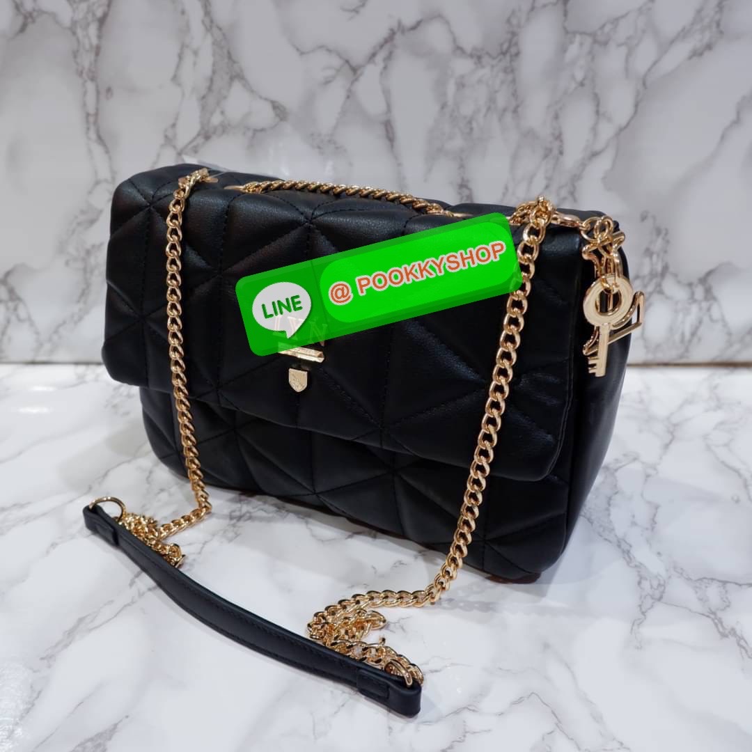 lyn มาแล้วจ้าา ใครสายลูกคุณหนู สวยหรูดูแพง ต้องรีบจัดแล้ว! กระเป๋าทรงเหลี่ยมใบใหญ่ จุของได้เยอะม๊ากกกก สายกระเป๋าเป็นโซ่สีทองปรับระดับได้ เปิด-ปิดด้วยกระดุมแม่เหล็ก ด้านหน้าปักหมุดlogo brand แอบกระซิบว่าถึงใบจะใหญ่แต่เบาสบายไม่ปวดไหล่นะจ๊ะ ด้านหลังมีช่องใ