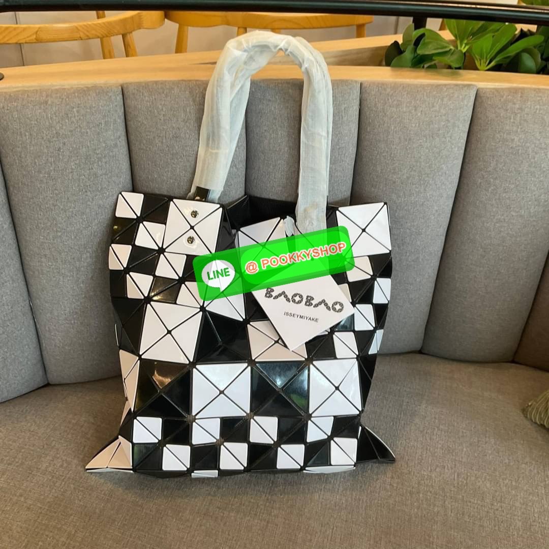 BAO BAO ISSEY MIYAKE ICHIMATSU TOTE BAG กระเป๋าโท้ทลาย ICHIMATSU (ลายตาหมากรุก) และลายธงตาหมากรุก ความแตกต่างระหว่างแสงและความมืดเชื่อมโยงกับการเคลื่อนไหวของชิ้นงาน ทำให้เกิดผลกระทบเมื่อรูปทรงของกระเป๋าเปลี่ยนไป การผสมผสานที่ลงตัวของชิ้นใหญ่และชิ้นเล็กช่ว
