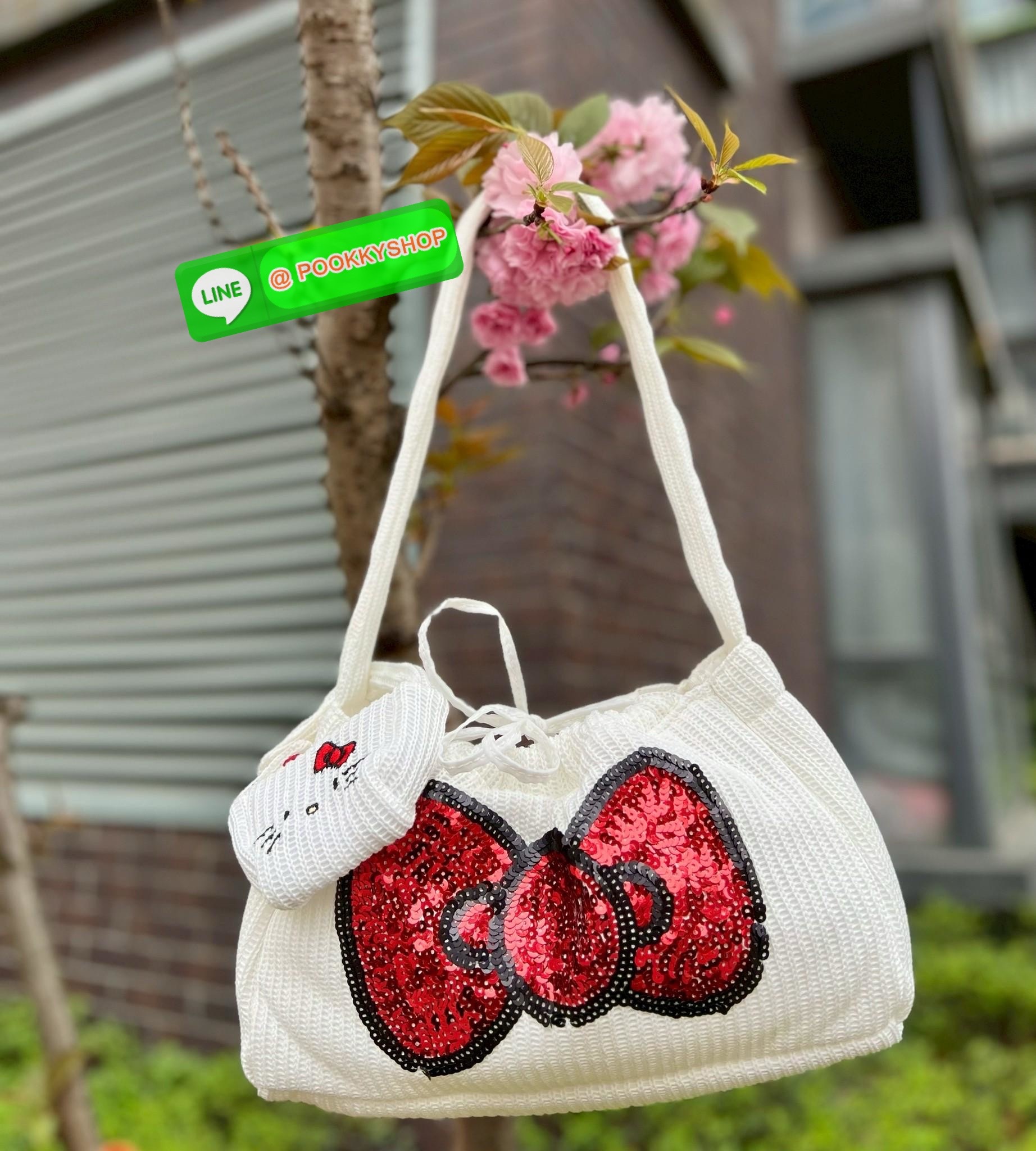 **สินค้าเข้าใหม่** New New New LIMITED EDITION GENTLEWOMAN X HELLO KITTY KNIT BAG มาพร้อมกระเป๋าใบลูกถักKitty ห้อยน่ารักๆด้วยหนึ่งใบ 🔖สินค้าพร้อมส่ง! น้องน่ารักไม่ไหวสำหรับรุ่นนี้ วัสดุผ้าKnitทั้งใบ สวยงามมากๆ ด้านหน้าเป็นกริตเตอร์สีแดงสวยโดดเด่นเ