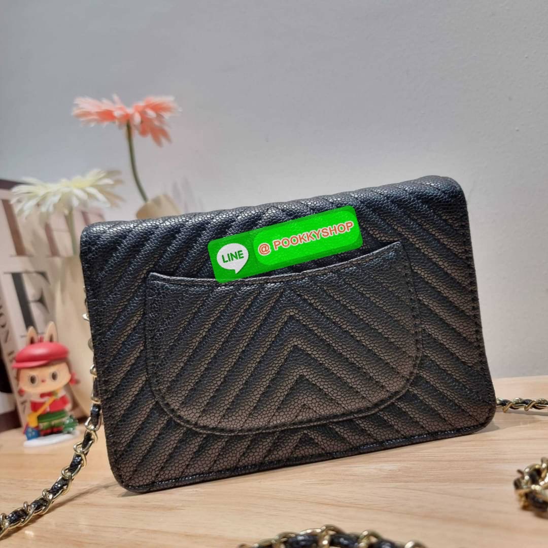 RESTOCK!! ลายวียอดฮิต Premium for gift จากแบรนด์ Chanel กระเป๋าสะพายข้างหนังลายคาร์เวีย มาพร้อมโซ่สะพายในตัว (ถอดออกไม่ได้) อะไหล่ทองเรียบหรู ดูผู้ดี้ ผู้ดี!! เปิด-ปิดกระเป๋าด้วยกระดุมแม่เหล็ก ภายในกระเป๋าเป็นช่องโล่ง มีช่องแยก 1 ช่อง ช่องซิปกลางอีกช่อง ส
