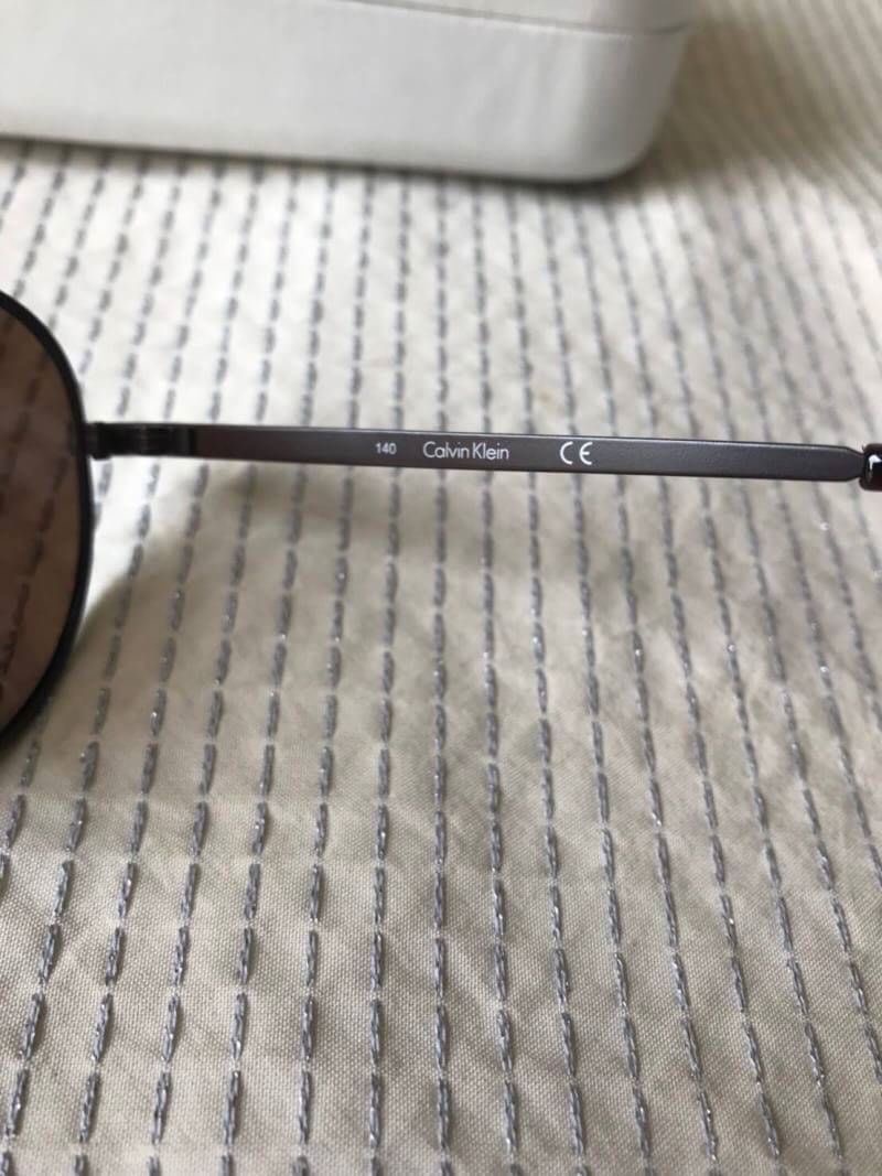 Calvin Klein แว่นรุ่นนี้ สวยมากๆ อุปกรณ์กล่องและผ้าเช็ดแว่น