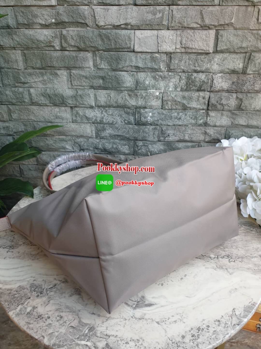 Longchamp Le Pliage Club Tote Bag Size L หูยาว วัสดุเนื้อผ้า Nylon Canvas เคลือบกันนำ้ ตัดด้วยหนังแท้ที่มีน้ำหนักเบา ดีไซน์เรียบง่ายแต่เต็มไปด้วยความคลาสสิก จนเป็นที่ชื่นชอบไปทั่วโลก Longchamp ปรับโฉม LE PLIAGE ด้วยการปักลายรูปม้า-ตราสัญลักษณ์ของแบรนด์บนผ