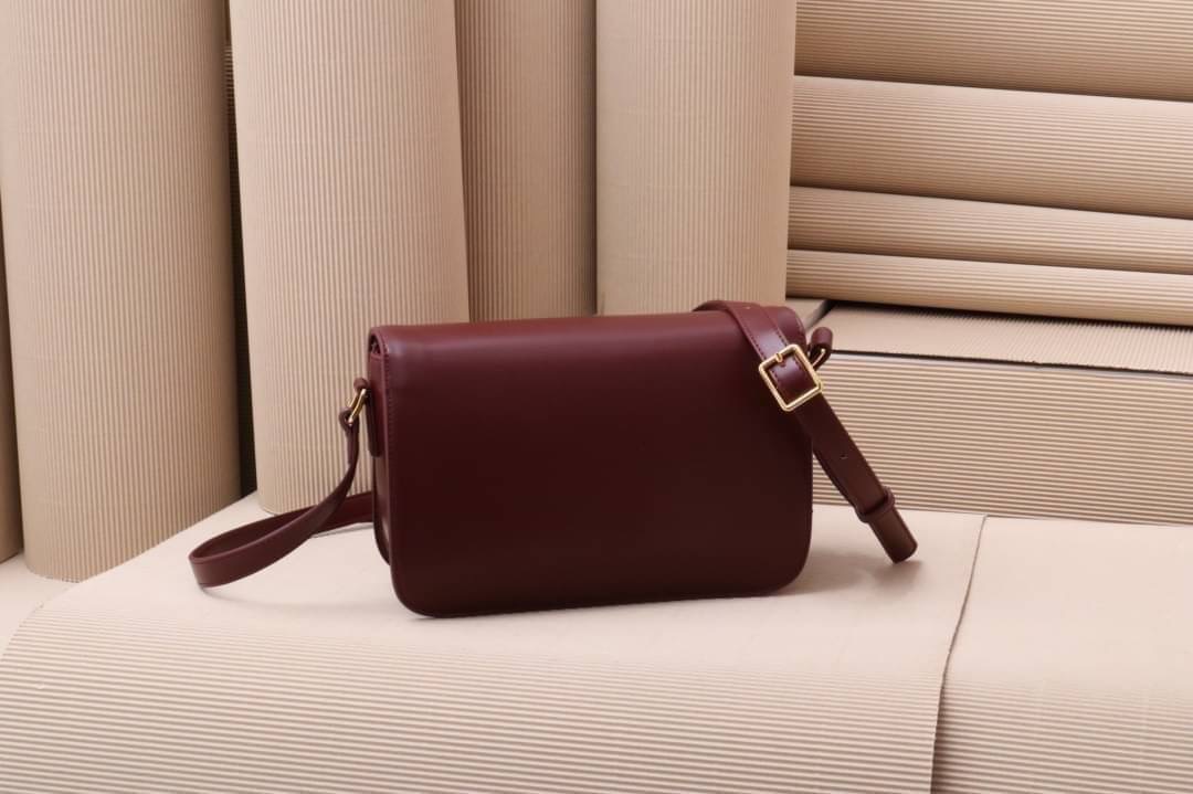 มาอีกรอบละจร้าา สวยจนหนังแท้เกือบตาย!!! กระเป๋าลิซ่า ซีรีน สวยสมการรอ เป็นงานสั่งผลิตสั่งบล็อคเดียวกับหนังแท้ งานสวยเบียดหนังแท้ไปเลย เพราะราคาถูกกว่ากันเยอะมาก งานพรีเมี่ยมสุด ด้านในมี 3 ช่อง เห็นแบบนี้จุของจุจุกันไปเลย