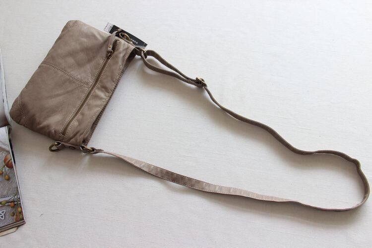 กระเป๋าหนัง กระเป๋าสะพายข้าง แบรนด์ หรู Dorothy Perkin สีเทา หนังนุ่มหรู สายปรับระดับได้คะ Size:กว้าง26 cm/สูง 18cm/หนา 3cm