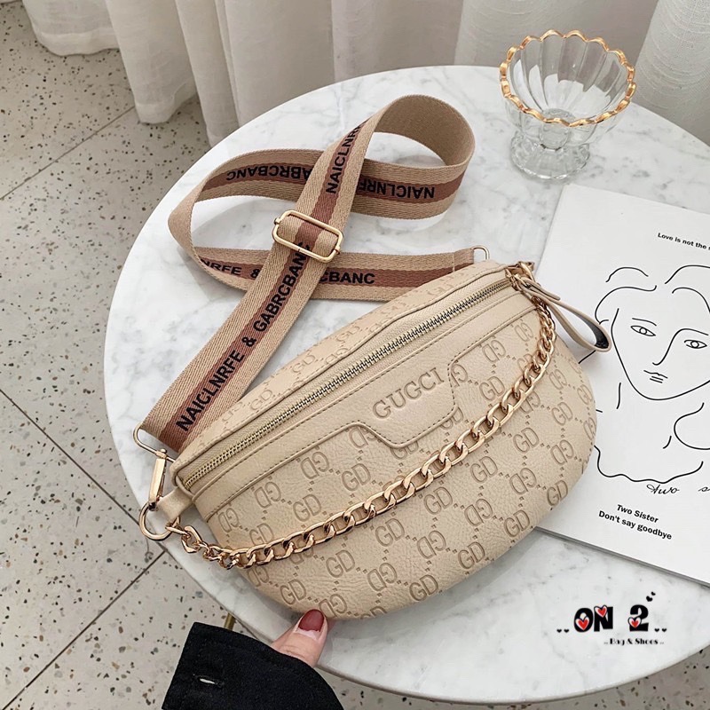 กระเป๋าสะพายข้างได้ คาดอกได้ วัสดุตัวกระเป๋าทำจากหนังแคนวาสลายgd อะหลั่ยสีทอง กระเป๋าเป็นปากซิปมาพร้อมสายสั้นเป็นสายโซ่สีทอง สายยาวเป็นสายแฟชั่นลายตามรูป