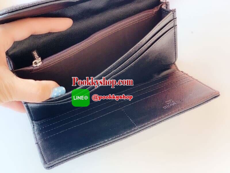 มาพร้อม ถุงผ้า กล่อง และ ถุงกระดาษ Chanel หนังคาเวียร์ สวยอยู่ทรงด้านหน้าประดับโลโก้แบรนด์สวยน่าใช้ เป็นกระเป๋าทรงยาวสามพับ ดูดีมีระดับใช้ได้ทุกโอกาส มีช่องใส่เยอะใธนบัตร2ช่องใส่บัตร12ช่อง และช่องซิปในอีก 1 ช่อง ปิดด้วยกระดุมแม่เหล็ก