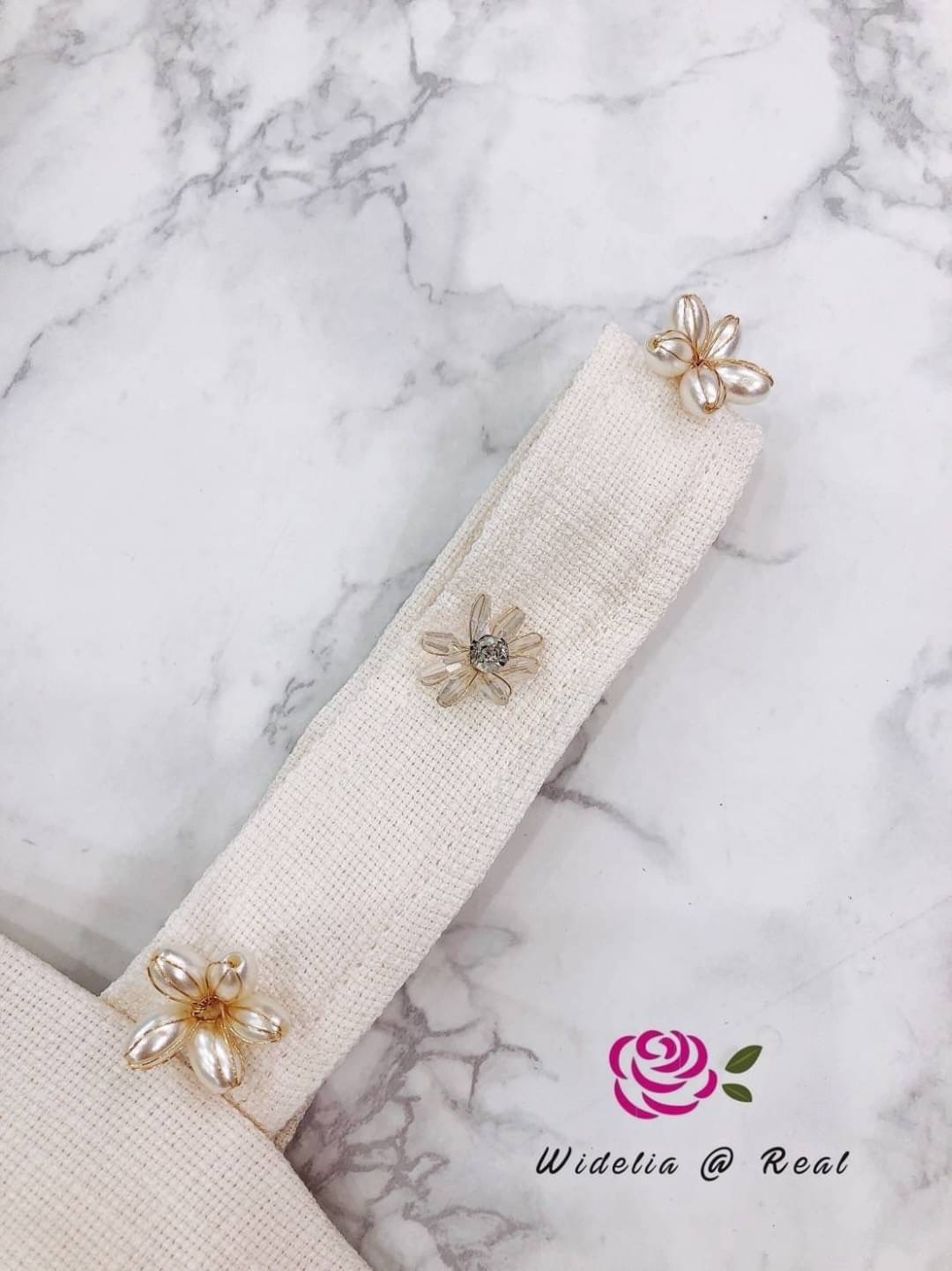 Dress เดรสสายเดี่ยวตัวยาวแสนสวย งานปักนะคะ ปักมาได้สวยงามมากๆ เนื้อผ้าอย่างดีมีความหนาพอประมาณ ช่วงสายปักร้อยครีสตัล ลวดลายของผ้าสวยหรูไฮโซสุดๆ งานเกรดพรีเมี่ยม งานสวย ทรงเป๊ะ คัตติ้งเนี๊ยบ รุ่นนี้แนะนำเลยจ้าโทนสีนี้ใส่แล้วดูแพงมากๆน๊า รับรองใส่ออกมาไม่ผิ