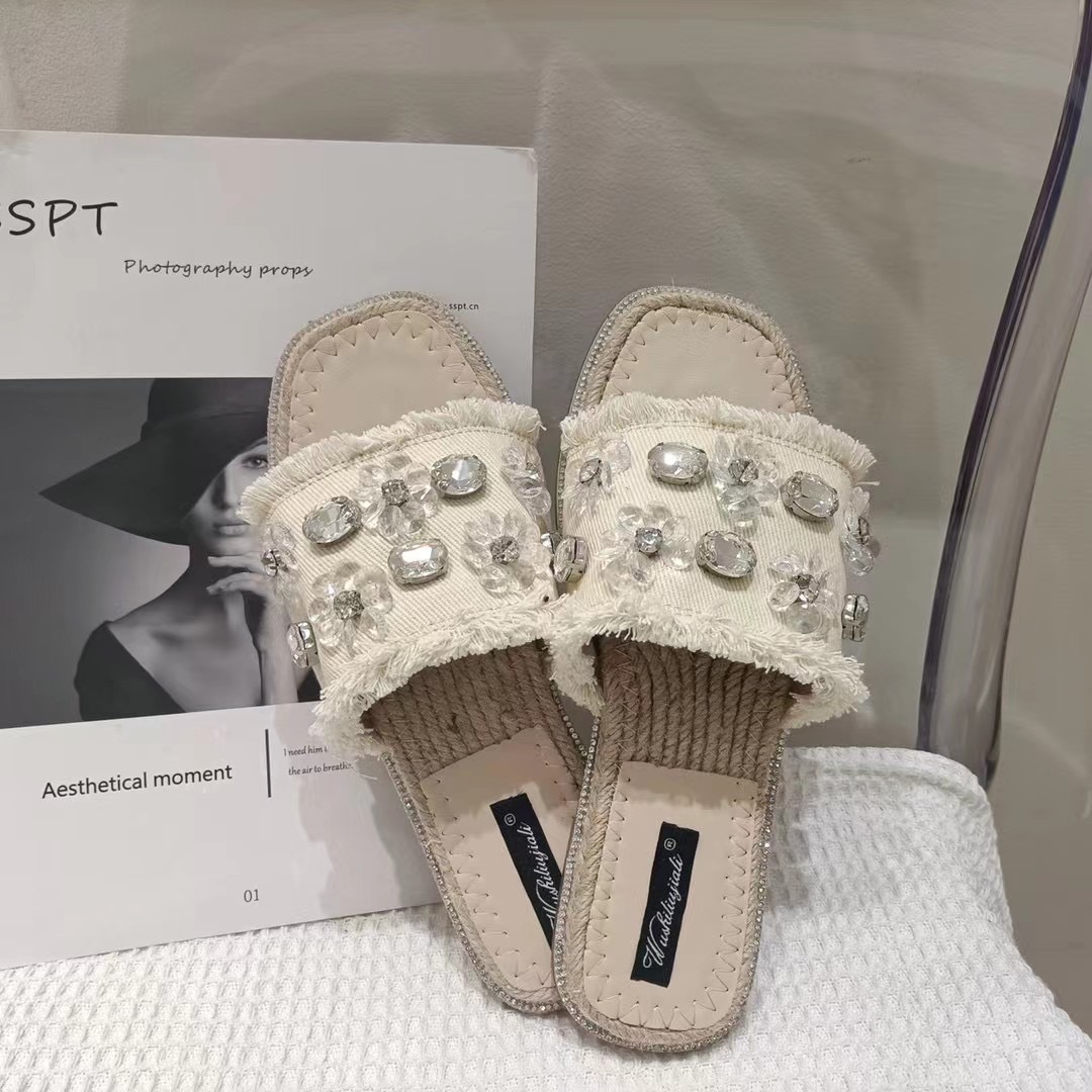 พร้อมส่งคะ งานแตะเพชร งานsignature ของทางร้าน เพชรเวอวังอลังการ สวยยืน1 🥇มาแล้วจ้า ทรงสวยอย่างดี งานเกร๋เรียบหรูดูแพง ตัวนี้ห้ามพลาด ใส่สบายจะแมตช์กับกางเกง👖หรือกระโปรง👗ก็ได้ค่ะ แม่ค้าคอนเฟริม ห้ามพลาดเลยจ้าตัวนี้แนะนำ อย่าช้ารีบเล