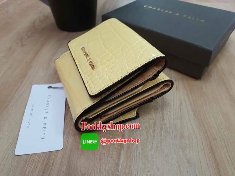 charleskeith Croc effect short wallet กระเป๋าสตางค์ใบสั้นมาด้วยลายหนังจรเข้ ด้านหน้าติดชื่อแบรนด์ รุ่นนี้เป็นแบบ 3 พับ ด้านหลังเป็นช่องใส่เหรียญ สวยสมคำร่ำลือมากๆ เลยจ้า มาครบ 5 สี จัดไปอย่างด่วนเลยจ้า