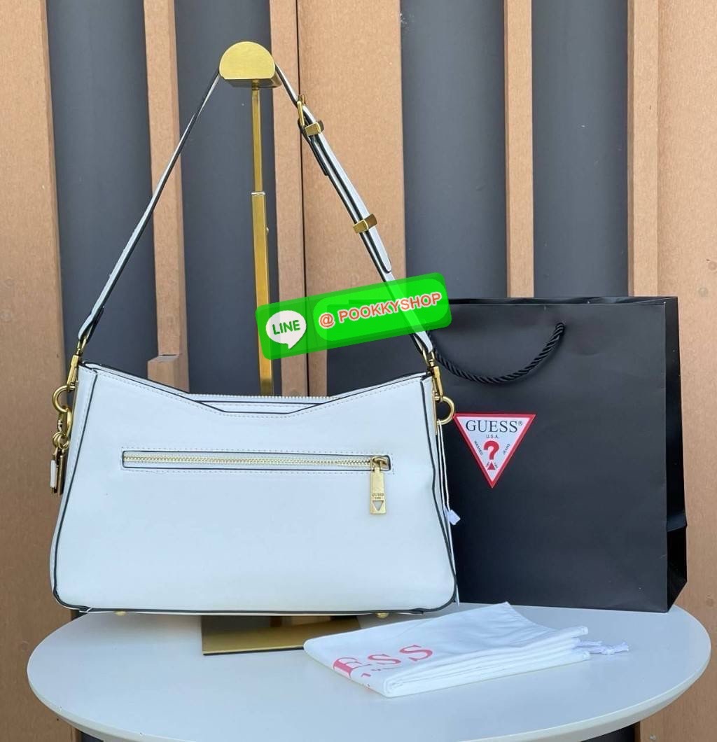 Guess แท้ Outlet กระเป๋าทรง hobo สะพายไหล่ สายสะพายหนังปรับระดับได้ ประดับด้วยพวงกุญแจแบรนด์ เปิดปิดด้วยซิป ด้านในซับในตราแบรนด์อย่างดี