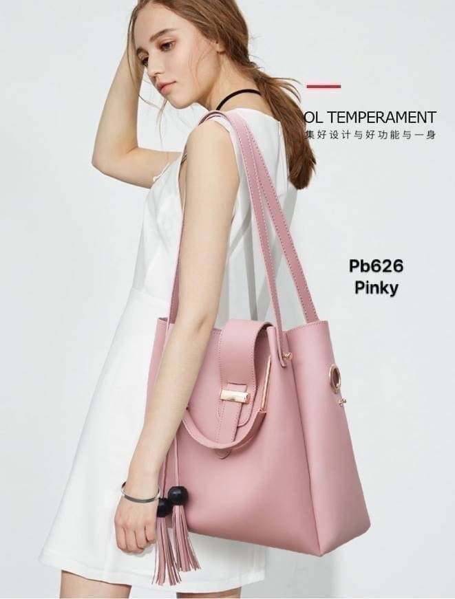 พร้อมส่ง PB626 (ผลิตใหม่งานดีกว่าเดิม) มาแล้วจ้า ครบสี รุ่นขายดีตลอดกาล งานเซตหรู ดูแพง ใบใหญ่ออกแบบสวยเข้ากับทุกชุด ตกแต่งพู่สวยงาม สายยาวติดกับตัวกระเป๋าถอด ไม่ได้ค่ะ ผลิตจากหนัง pu เกรดพรีเมี่ยม คุ้มมากได้ถึง 3 ใบ จัดเซตเข้ากั้นนนเข้ากัน สาวๆรีบจัดเลยจ