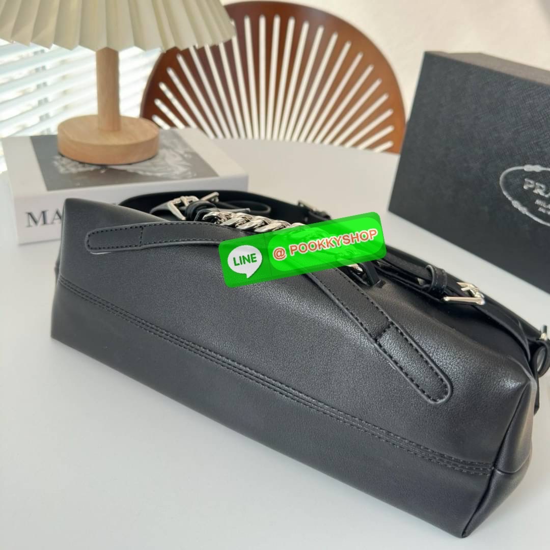 ✨ รุ่นใหม่แนะนำ!! สวยหรูมาก วัสดุหนังทั้งใบ สวยหูไฮโซ กันน้ำได้ ด้านหน้ามีโลโก้แบรนด์ ด้านในบุผ้าปั้มแบรนด์ เปิดปิดด้วยซิป ช่องโล่งกว้างพร้อมช่องซิป สามารถใส่ กระเป๋าสตางค์ยาวได้ มือถือได้ทุกรุ่น สายปรับได้3ระดับ อะไหล่เงินทั้งใบ เด็ดๆแบบนี้ห้ามพลา