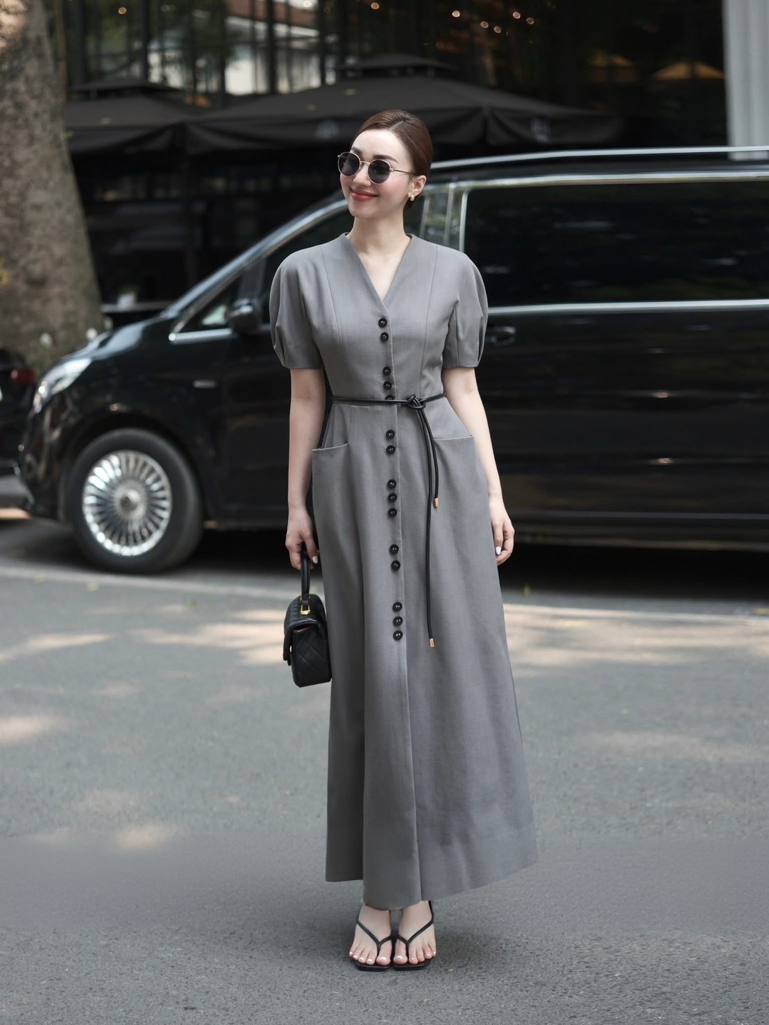 เดรสแฟชั่น เดรสยาวสีเทาคอวี แขนสั้นทรงโอเวอร์ไซส์ ดีเทลแต่งกระดุมหน้ายาว มาพร้อมเชือกผูคกคาดเอว