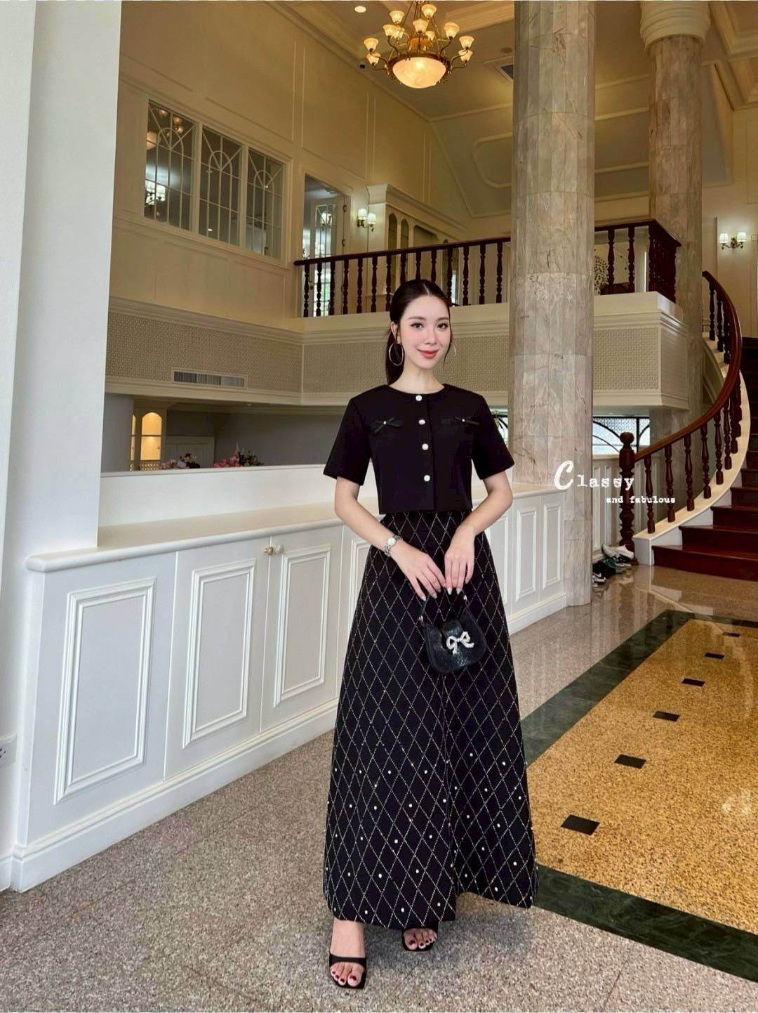 ชุดเซทแฟชั่น set เสื้อผ้าพื้นคอกลมแขนสั้นติดโบว์กระดุมเพชรด้านหน้า + กระโปรงยาวเพชร