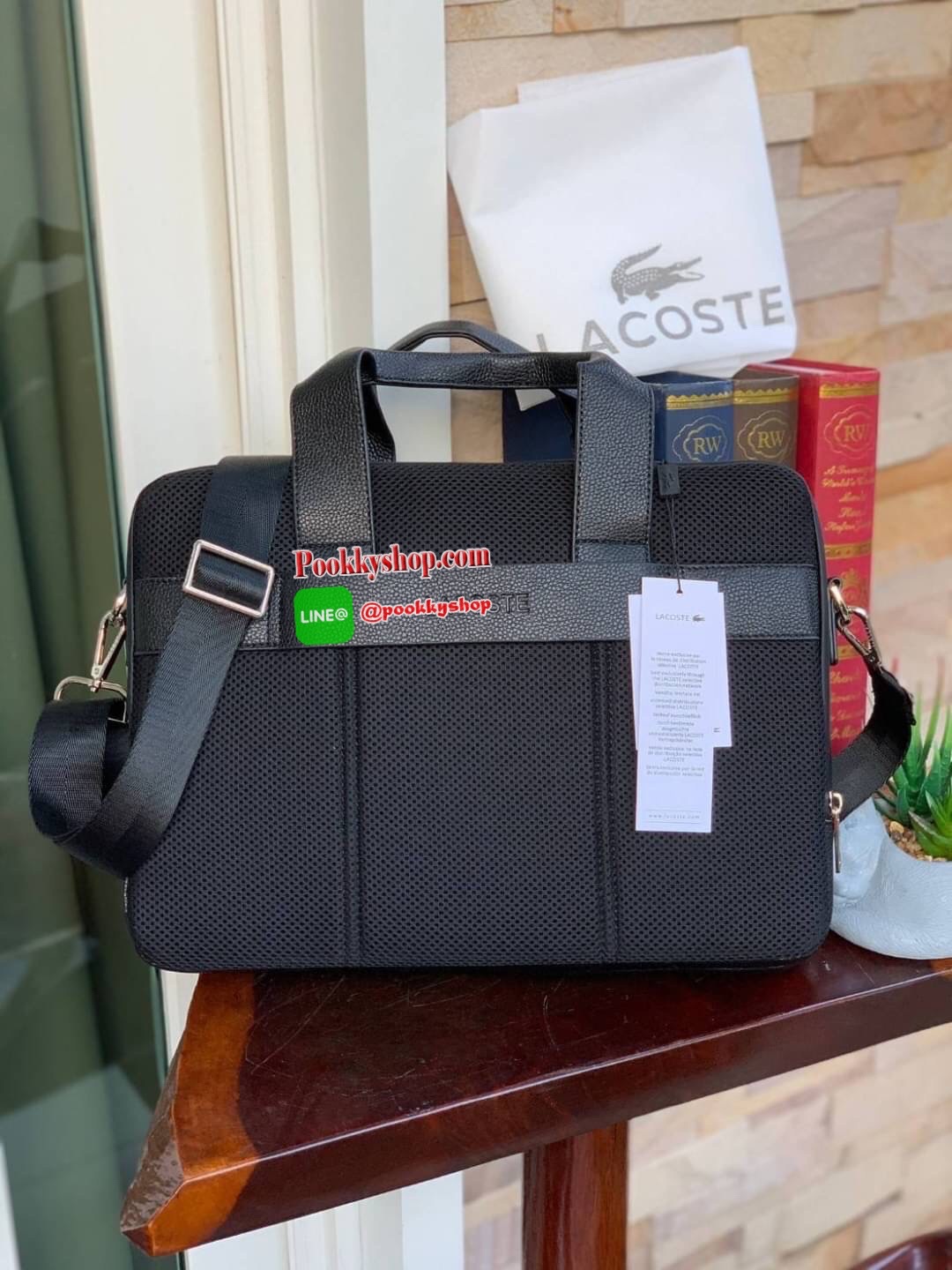 ลาคอส Men's Soft Mate Matte Full-Grain Leather Computer Bag กระเป๋าสำหรับคุณผู้ชาย ด้วยการออกแบบใหม่ เกิดผลลัพธ์เป็นกระเป๋าใส่คอมพิวเตอร์พกพาที่ดูทันสมัย ผลิตจากวัสดุ Grained leather ที่กลายเป็นกระเป๋าไอคอนที่ต้องมี ด้านนอกมีช่อง 2 ช่อง เปิดได้2ด้า