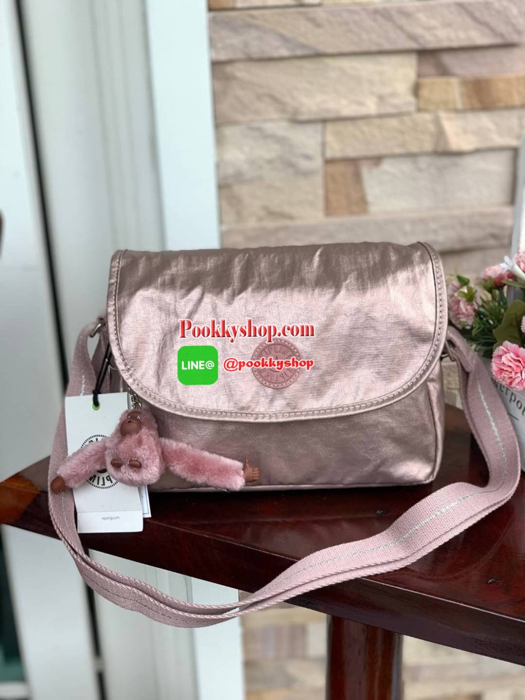 Kipling Cayleen Shoulder CrossbodyBag กระเป๋าสะพายที่สะพายได้ทั้งสายคู่และสายเดี่ยว เปืดปืดด้วยกระดุมแม่เหล็ก และซิปภายใน วัสดุpolymide100% น้ำหนักเบา สามารถใส่มินิไอแพค กระเป๋าสตางค์ยาวได้ ขนาดกลาง มีช่องซิปใช้งานทั้งภายในและภายนอก มีช่องใส่ของจุกจิก สะด