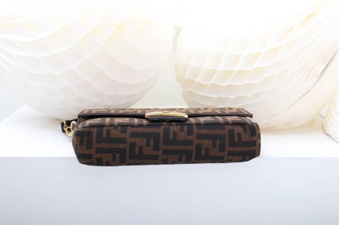 มาอีกรอบละจร้าา 💥FENDI งานผ้าทอแน่นๆ เกรดยอดเยี่ยมไปเลย ปั๊มทุกจุด ฮิตกันไม่เลิกกับรุ่นนี้ น้ำหนักเบา จุของได้เยอะไปเลย