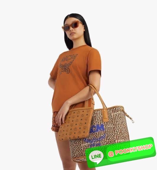 💕Mcm Liz Reversible Shopper in Visetos ขึ้นชื่อว่าเป็นกระเป๋าช็อปเปอร์ แน่นอนว่า จะต้องเหมาะสำหรับสาว ๆ ที่ชอบพกสัมภาระเยอะ ซึ่งรุ่นนี้ไม่ใช่แค่เพียงให้พื้นที่จุของกว้างขวางเท่านั้น แต่ยังออกแบบดีไซน์และรูปทรงให้มีความยืดหยุ่น มีหูรูดด้านข้างที่สา