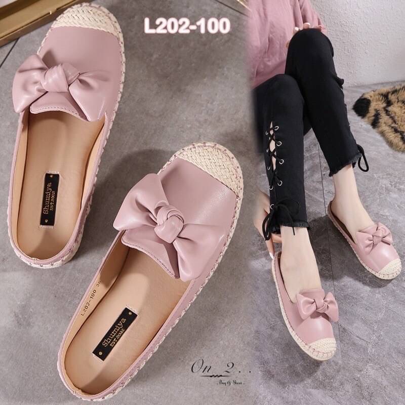 รองเท้าคัชชูหนังเปิดส้นหน้าประดับโบขอบปอถัก งานน่ารัก หนังดีหนังนิ่ม พื้นบุนุ่มใส่สบาย ใส่แล้วสวย สวมสบาย กำลังดี เหมาะกับเท้าทุกทรง มีสีสวย เก๋ ถนอมเท้า ถนอมส้นใส่งานทางการ หรืองานไหนก็ใส่ได้หมดค่ะ