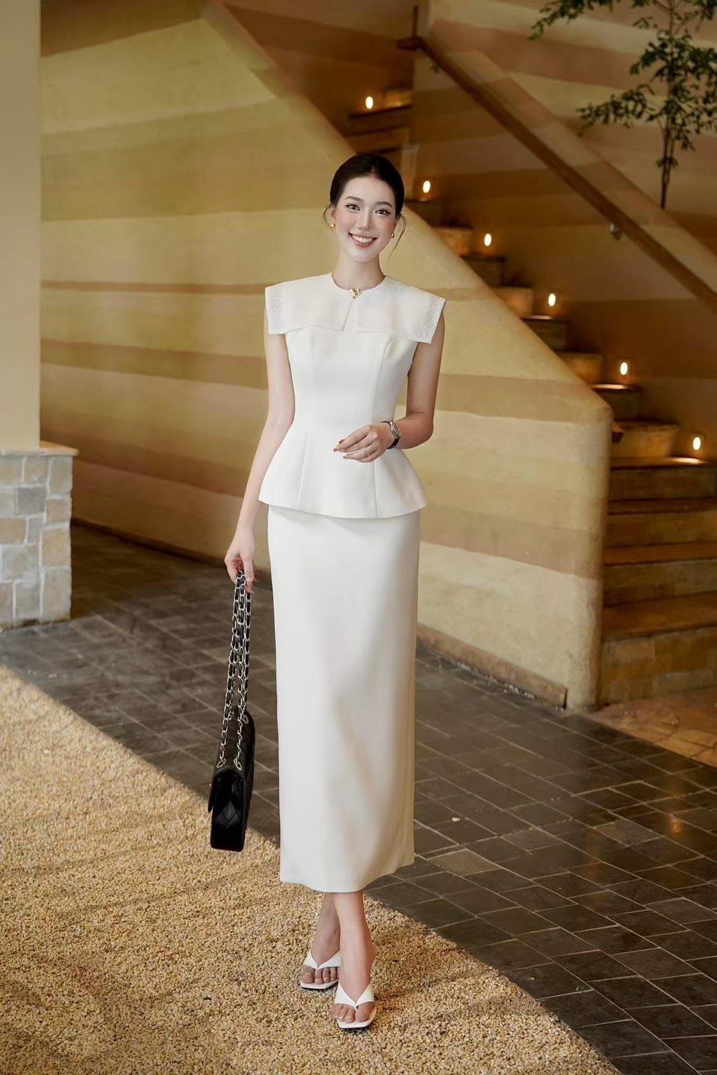 ชุดเซทแฟชั่นSet 2 ชิ้น เสื้อ+ กระโปรงยาว เสื้อแขนกุดสีขาวมีปกเสื้อแบบมีเท็กซ์เจอร์และแต่งอ่ะไหล่สีทอง