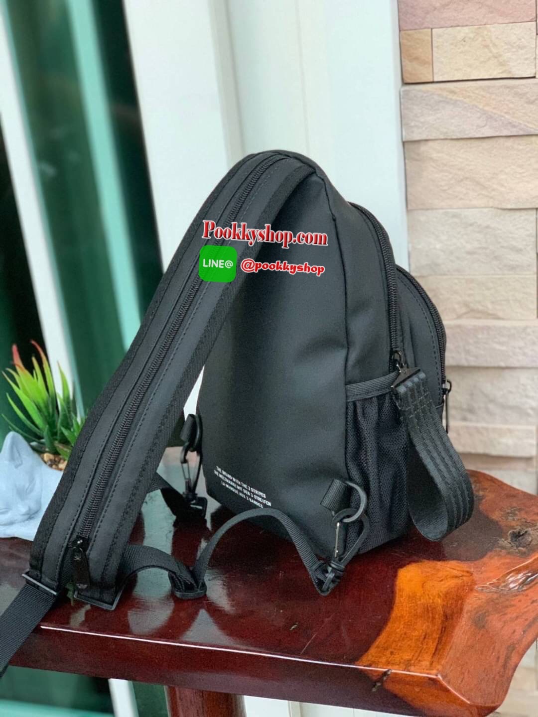 Adidas 3D Expect Originals Bag กระเป๋าสะพายคาดอก ขนาดกลาง ด้านหน้าแต่งดีเทลแบบ3D ในมีช่องแยกใส่มินิไอแพค หรือกระเป๋าสตางค์ทรงยาว มีสายสะพายที่ทันสมัยเป็นสายซิป เพราะนอกจากจะเป็นเป้สะพายแล้ว ยังสามารถนำมาสะพายไหล่ได้ มาในแบบลุคช์สไตล์ลำลองเพื่อให้คุณใช้งาน