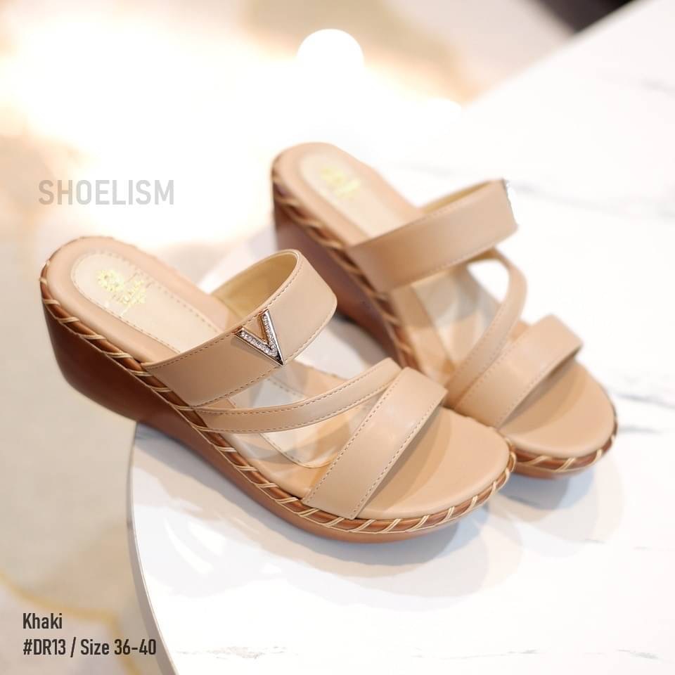 เข้าใหม่เลยจ้ารุ่นนี้ รองเท้าเตารีดแบบสวม ดีไซน์คาดหน้า พร้องแต่งอะไล่สุดหรู รองรับน้ำหนักได้ดี เบาสบายเท้า งานจริงสวยเป๊ะทุกมุม แบบแนะนำจ้า