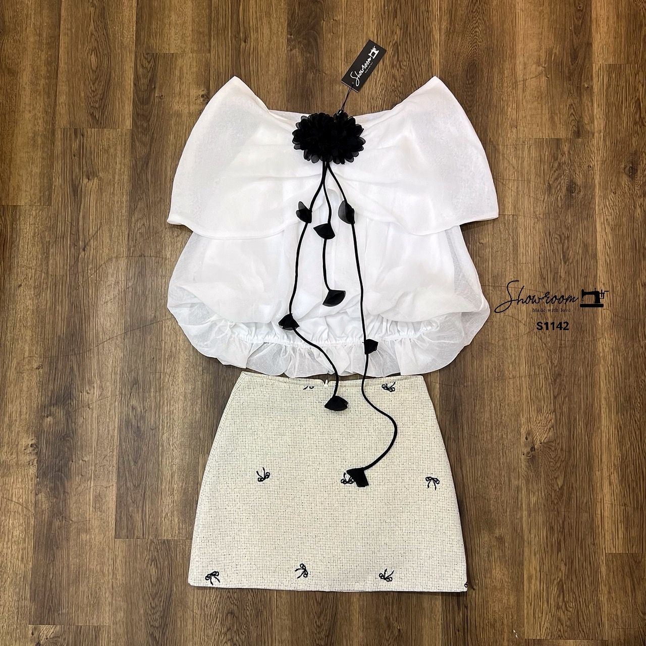 ชุดเซทแฟชั่น เซ็ตเสื้อเกาะทรงบอลลูน มาพร้อม accessories ดอกไม้สีดำประดับชุดดูมีดีเทล