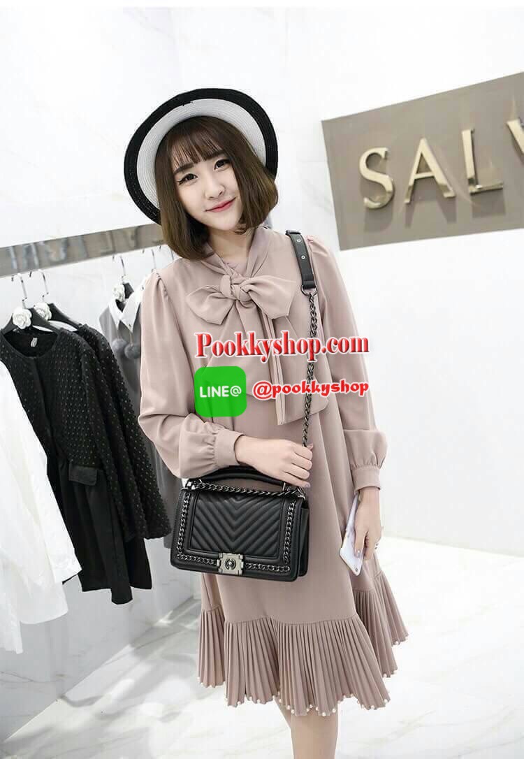 ZARA (Basic) shoulder bag :รีออเดอร์รุ่นขายดีฝุด กระเป๋าทรง Look like chanel ทรงกล่อง ตั้งอยู่ทรง ตัวกระเป๋าหนัง PU สวยเงา สายสะพายโซ่ต่อหนัง ความยาว 120cm ปรับได้3ระดับ ด้านหน้าแต่งขอบโซ่ถักหนัง เย็บลายแทยงทั้งหน้าและหลัง ภายในมีช่องใหญ่และช่องซิป2ช่อง ม