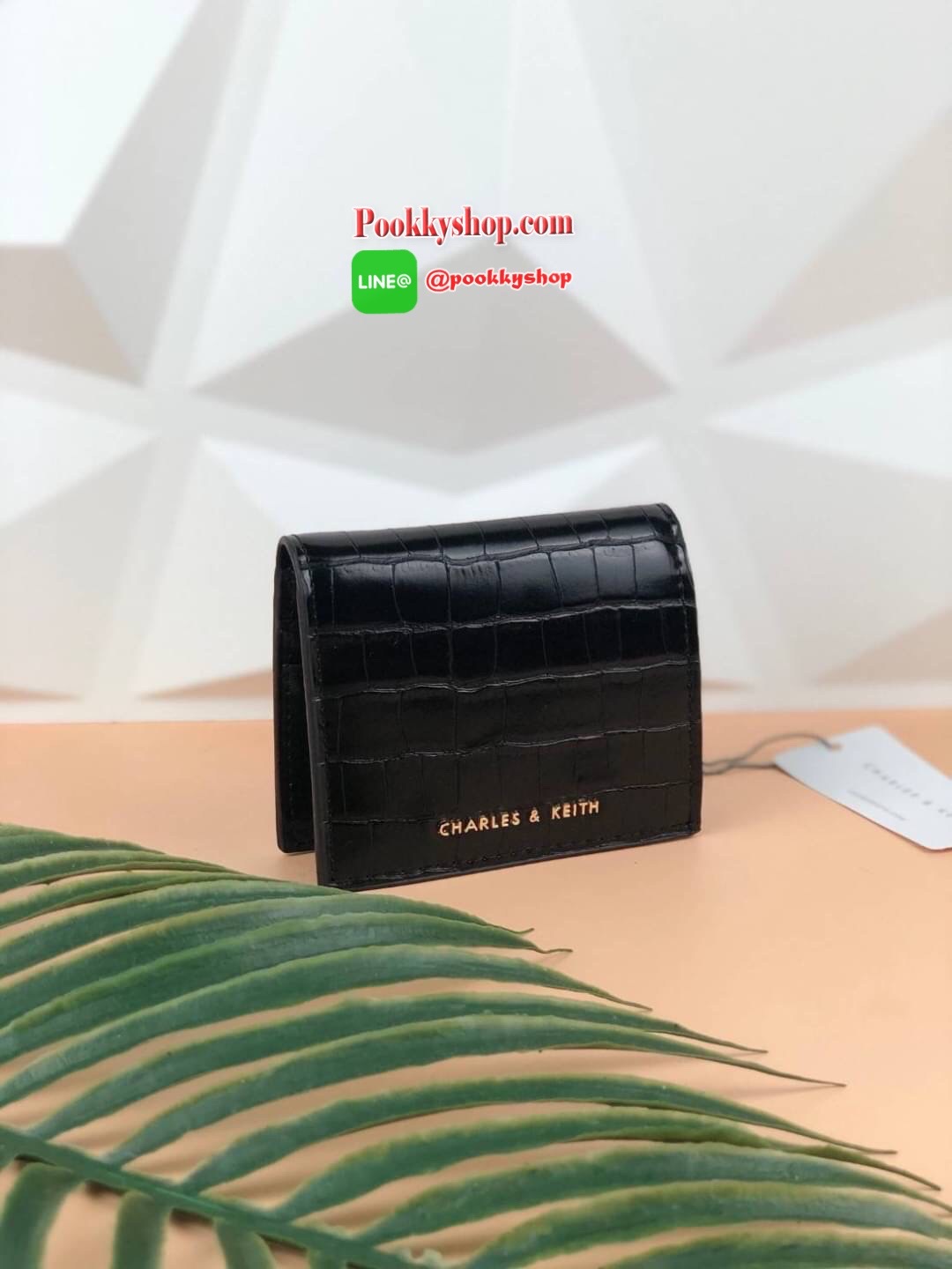 CHARLES & KEITH CROC-EFFECT SMALL WALLET กระเป๋าเงินใบสั้น วัสดุหนังพิมพ์ลายจรเข้ (สีมัลติหนังเรียบ) ด้านหลังมีช่องซิปใส่เหรียญ รุ่นนี้เปิดปิดแบบกระดุม ด้านในมีช่องใส่บัตรได้ 6 ใบ และช่องใส่ธนบัตรได้ตามยาว ไม่ต้องพับแบงค์เลยค่า น่ารัก ใบประทัดรัด ห้ามพลาด