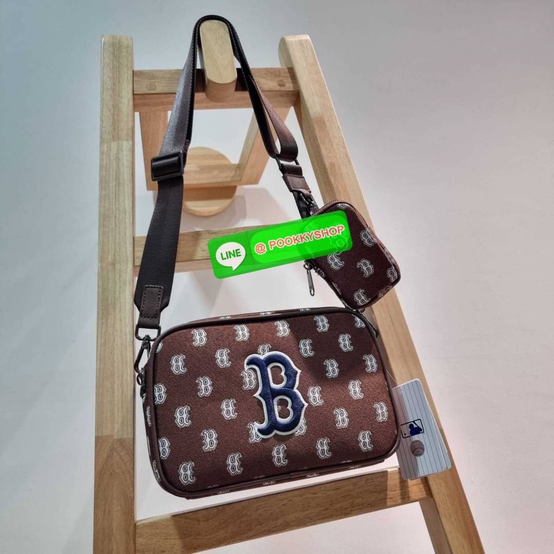 MLB JACQUARD MONOGRAM CROSSBODY BAG ฉุดไม่อยู่ ดาเมจแรงมาก!! กับกระเป๋าครอสบอดี้ ที่สายเกาต้องมี!! ดีไซน์ลวดลายโมโนแกรมเอกลักษณ์ ลงบนผ้า jacquard ได้อย่างลงตัวและสวยงาม เปิด-ปิดด้วยซิป ภายในโล่งกว้าง จุของสบายๆ มาพร้อมใบลูก และสายสะพายข้าง ให้ความคล่องตัว