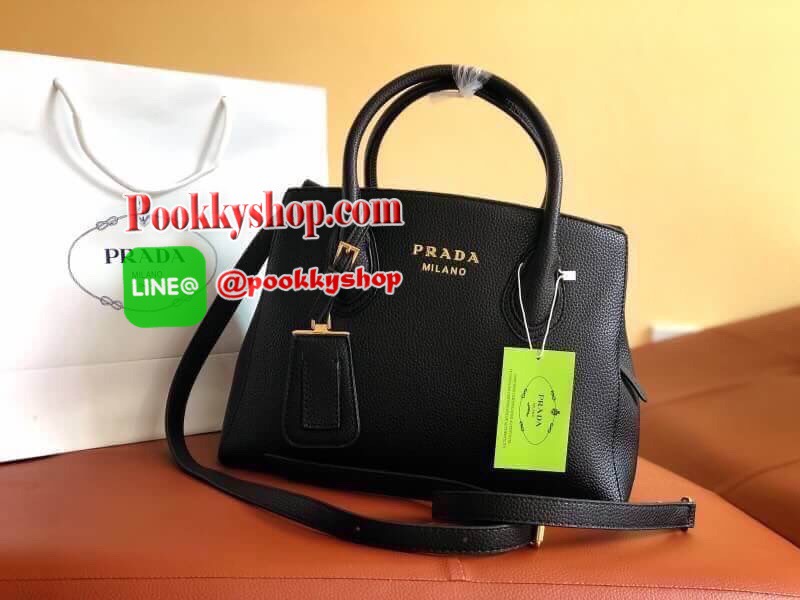 สินค้าพรีเมียมกิฟ กระเป๋าใส่น้ำหอม เครื่องสำอางค์ ของสมนาคุณขอบคุณลูกค้า VIP GIFT VIP MEMBER จากเคาน์เตอร์เครื่องสำอางค์ ⠀ Prada Limited edition กระเป๋าอเนกประสงค์ทรงสวยหนังลายลิ้นจี่ มีสายยาว เลิศมาก สะพายยาวหรือถือได้ค่ะ ขนาดใบกลาง ใช้แล้วสวยมากๆน้ำหนัก