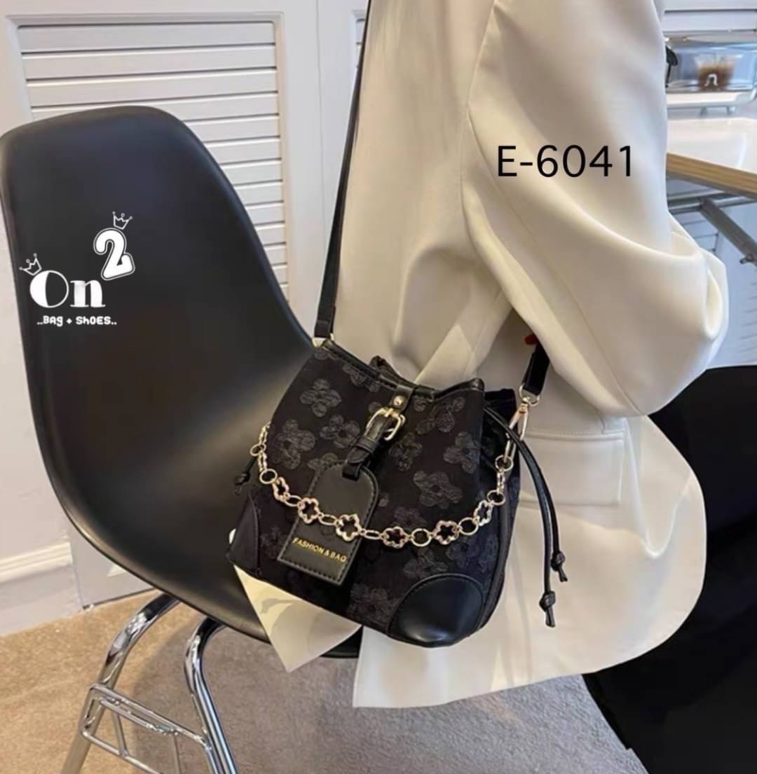 กระเป๋าสะพายทรงขนมจีบ ลายดอกไม้ เปิด-ปิดแบบหูรูด ทรงสุดฮิต มาพร้อมสายสะพาย 2 สาย มาใหม่ 2 สีจ้า