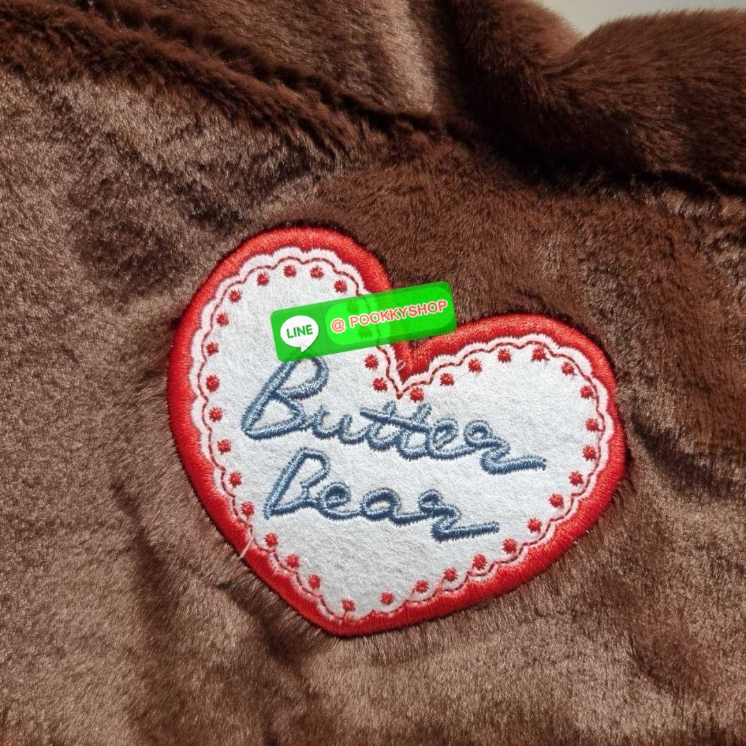 Gentlewoman x Butterbear fluffy dumpling bag 🔆 Details กระเป๋าที่มัมหมีต้องไม่ปล่อยผ่าน น้องหมีเนยน่ารักไม่ไหว และมาในรูปแบบกระเป๋า dumpling สุดฮิต บอกเลยว่าเหมาะกับคริสต์มาสที่จะถึงนี้มาก ดีไซน์น้องหมีเนยโดดเด่น ปากกระเป๋าสามารถรูดเก็บทรงได้ และม