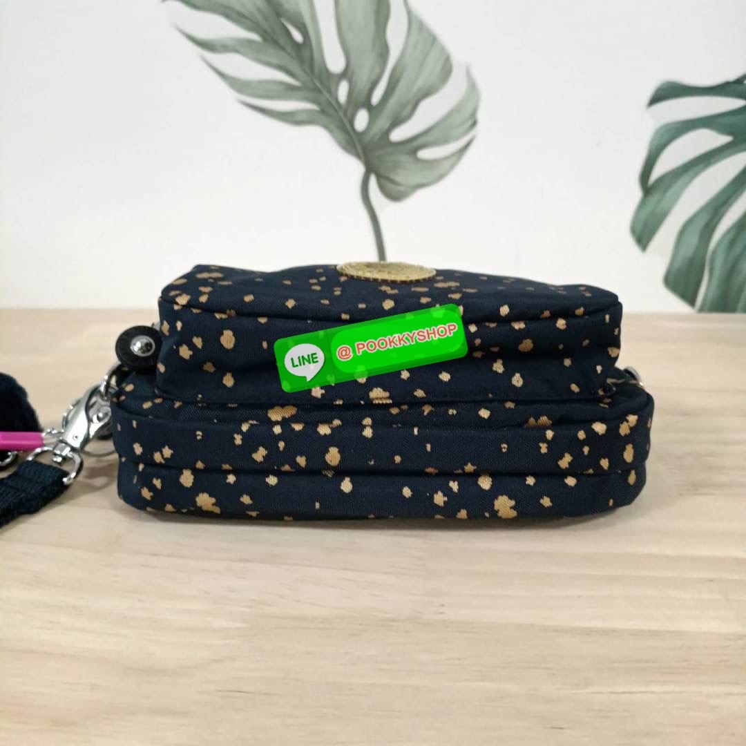 KIPLING Monkey program Seoul up clutch & sling bag รุ่น 2 ซิป (ขนาด 7 นิ้ว) กระเป๋าคล้องมือ หรือ สะพายข้าง ขนาดเล็ก วัสดุ Nylon & Polyester 100% ใช้งานได้ 2 รูปแบบ มีสายสลับเปลี่ยนได้ทั้งแบบคล้องมือ และ สะพายข้าง ตามโอกาสการใช้งาน