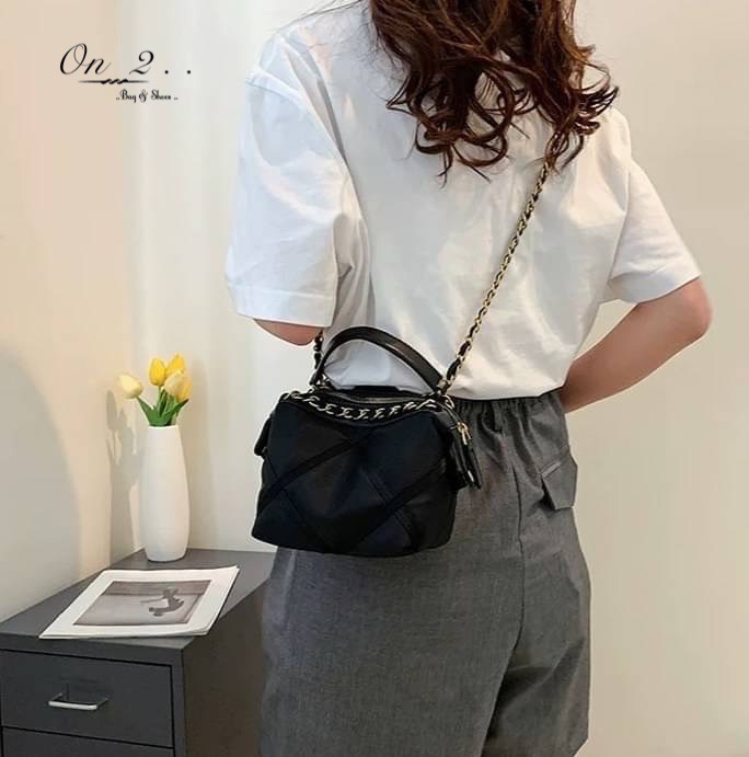 NEW Arrival CHANEL Nylon Crossbody bag กระเป๋าผ้าไนลอนเดินด้ายตารางสีดำ อะไหล่สีทองเข้ม สายโซ่ร้อยหนัง อะไหล่สีทอง สวยเลิศ♥️