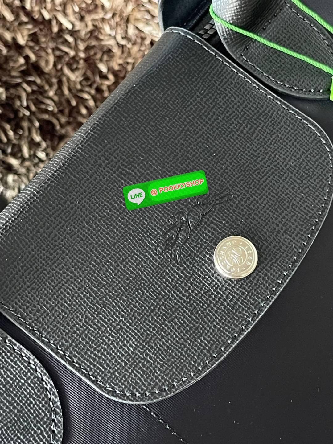 💕Longchamp LE PLIAGE NÉO TOP HANDLE BAG (small size) อีกหนึ่งรุ่นยอดนิยม ที่สาวๆ ต้องมีไว้เก็บไว้สักใบ กระเป๋าโท้ทใบนี้ มาพร้อมกับสีที่มีสไตล์เรียบง่าย มีสายสะพายยาวปรับสั้นยาวได้ช่วยให้คุณสามารถสะพายไหล่ได้อย่างสบาย ในตัวสายปักโลโก้อันเป็นสัญลักษ